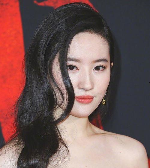 冷白皮女明星网红,网红女明星的时尚魅力解析”