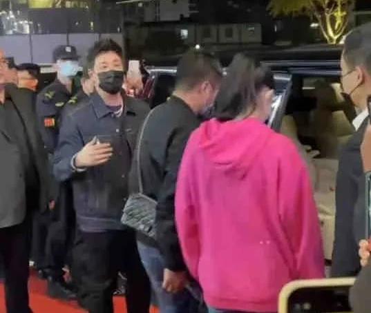近期大学热门吃瓜事件,揭秘近期大学热门吃瓜事件背后的真相