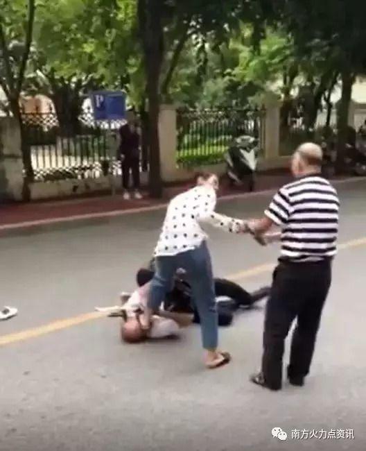吃瓜爆料两男子互殴,两男子现场互殴，吃瓜群众围观热议