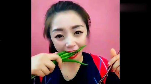 明星网红吃火鸡面,辣度与话题度齐飞