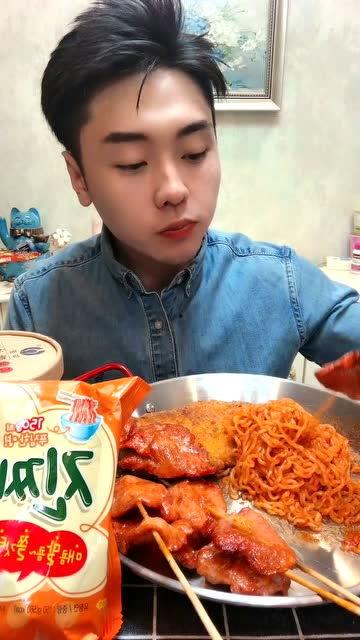 明星网红吃火鸡面,辣度与话题度齐飞