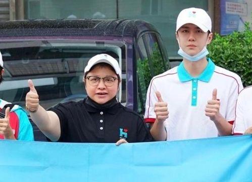 明星网红作秀式救灾,公益背后的争议与反思