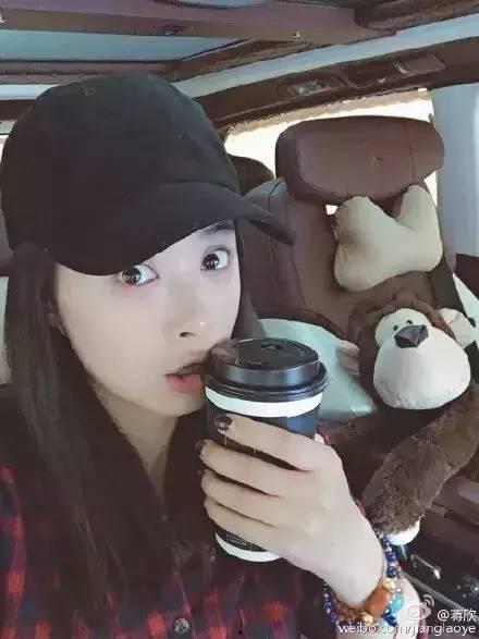 明星网红喝咖啡图片,明星们的时尚饮品瞬间